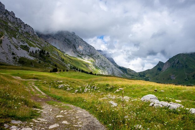 Górski krajobraz w Grand-Bornand, Haute-Savoie, Francja