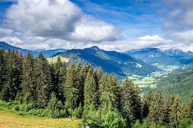 Górski krajobraz w Grand-Bornand, Haute-Savoie, Francja