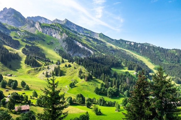 Zdjęcie górski krajobraz w la clusaz, haute-savoie, francja