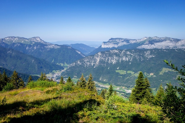 Górski krajobraz w La Clusaz Hautesavoie we Francji