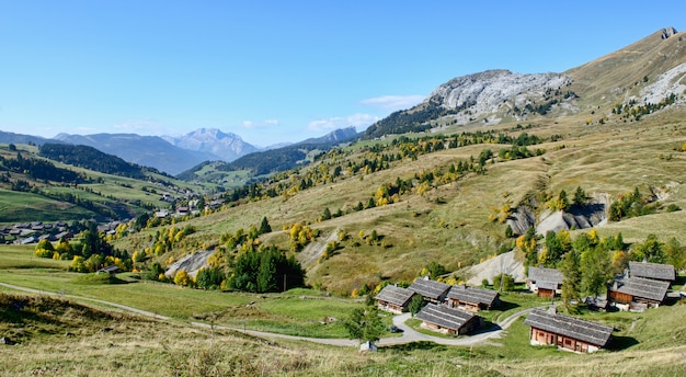 Górski krajobraz z domami we francuskich Alpach