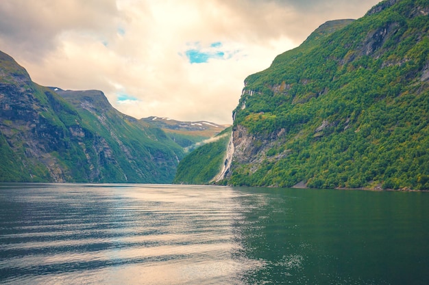Górski krajobraz z jeziorem. Piękna przyroda Norwegii. Fiord Geiranger. Wodospad