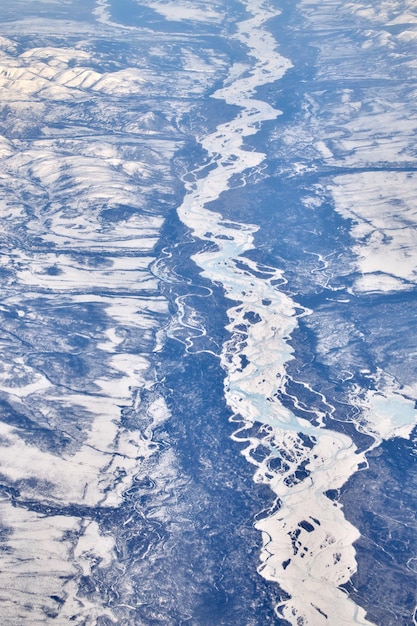 Górski krajobraz z widokiem na rzekę z samolotu Śnieżna panorama