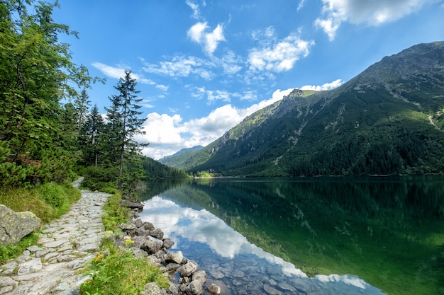 Górski krajobraz ze szlakiem pieszym i widokiem na piękne jeziora