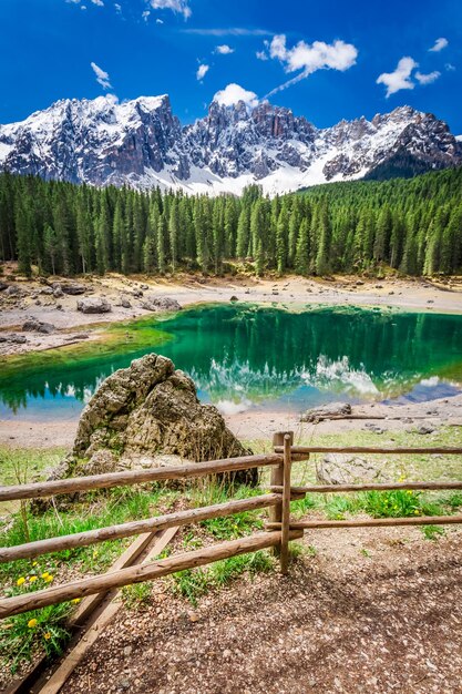 Górskie Jezioro Carezza Wiosną Alpy Włochy Europa