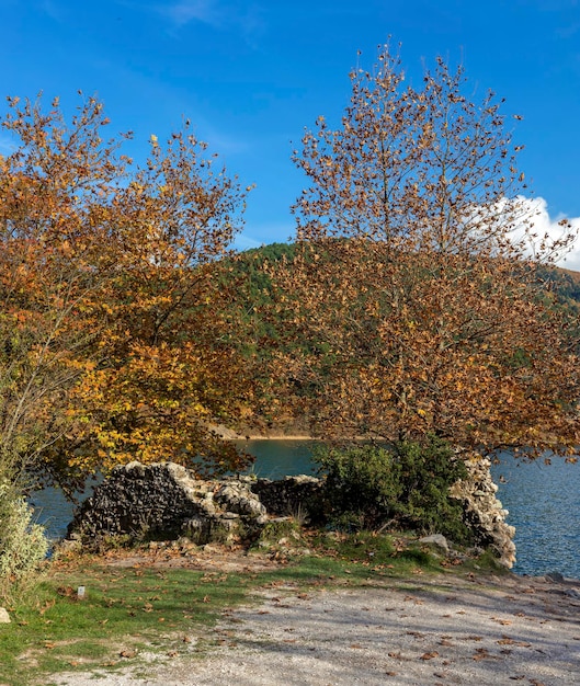Górskie jezioro Doxa i ruiny starożytnego kościoła Grecja Peloponez
