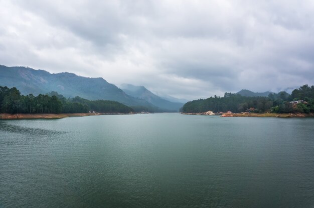 Górskie jezioro Kundale z zachmurzonym niebem w Munnar, Kerala, Indie