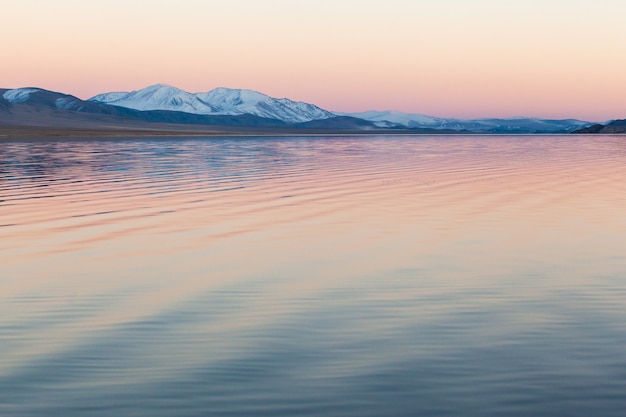 Zdjęcie górskie jezioro mongolia