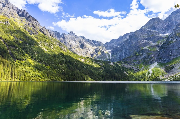 Górskie jezioro położone w paśmie górskim Tatr Wysokich
