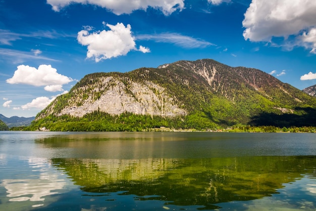 Górskie jezioro w Alpach latem Austria Europa