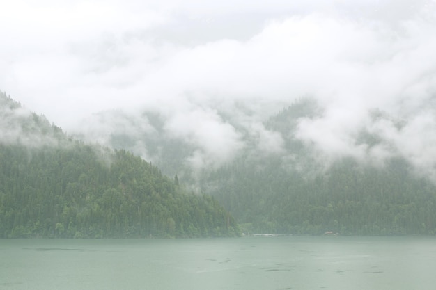 Górskie jezioro we mgle