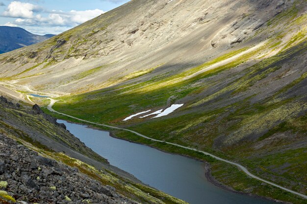 Górskie jezioro z czystą wodą. Półwysep Kolski, Chibiny, Rosja