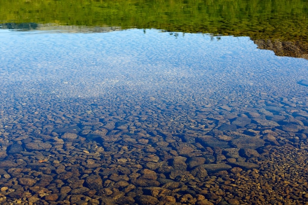 Górskie Jezioro Z Czystą Wodą. Półwysep Kolski, Chibiny. Rosja.