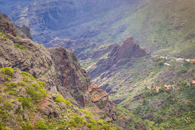Górskie serpentyny Krajobraz wąwozu Masca Piękne widoki na wybrzeże z małymi wioskami na Teneryfie Wyspy Kanaryjskie