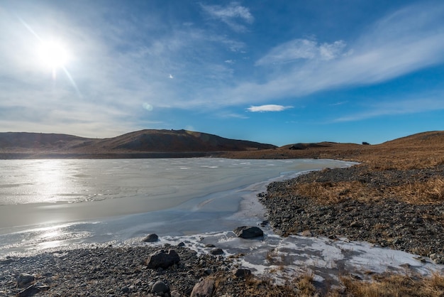 Góry doliny zamarznięte jezioro i łąka w pobliżu lodowca na Islandii