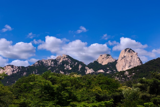 Góry I Błękitne Niebo W Bukhansan National Park W Seulu W Korei Południowej