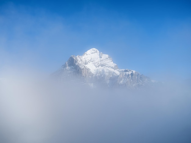 Góry i chmury w dolinie Naturalny krajobraz wysoko w górach Pasmo górskie przez chmury Krajobraz latem Zdjęcie w dużej rozdzielczości do projektowania