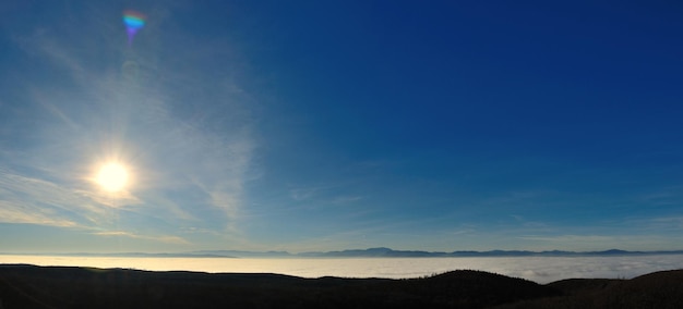 Góry i las we mgle panorama