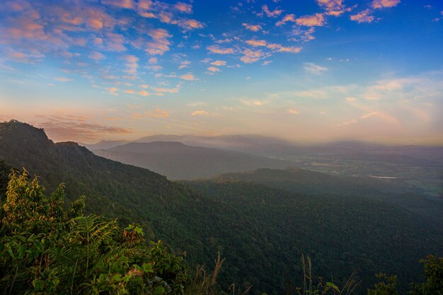 Góry i mgła o poranku tajlandia