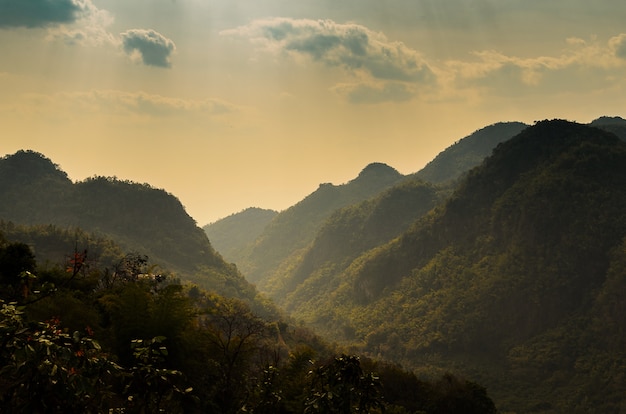 Góry i nieba chmurny krajobraz przy Chiang mai okręgiem Thailand