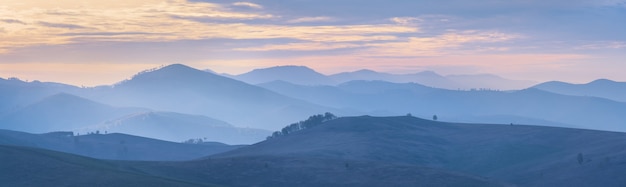 Góry i wzgórza w porannej mgle, widok panoramiczny