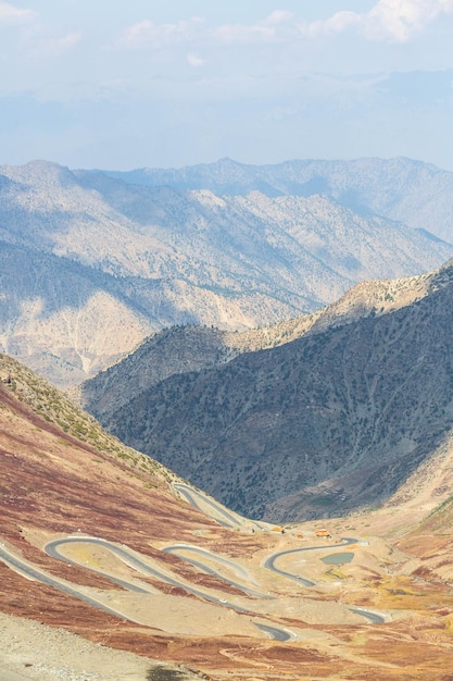 Góry i zygzakowata droga, Babusar Pass lub Babusar Top, północny Pakistan