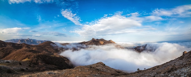 Góry jesienią we mgle w dzień, panorama