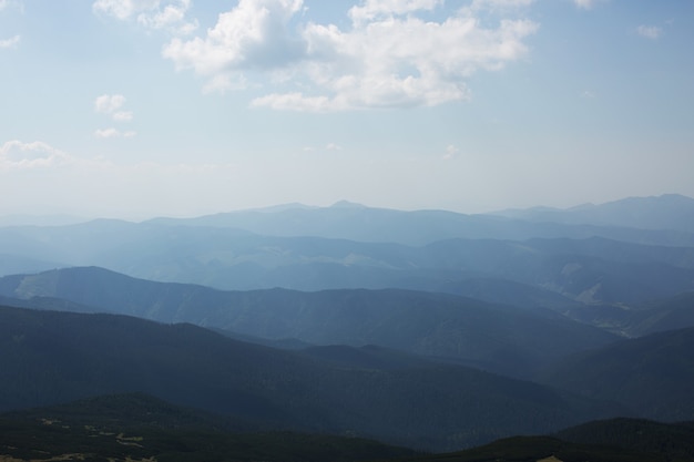 Góry Karpaty. Krajobraz z sylwetkami gór