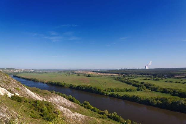 Góry Kredy Na Brzegach Rzeki Don W Centralnej Rosji. Widok Na Krajobraz Ze Wzgórz. Elektrownia Jądrowa Na Horyzoncie.