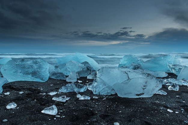Góry lodowa na plaży diamentów w Islandii