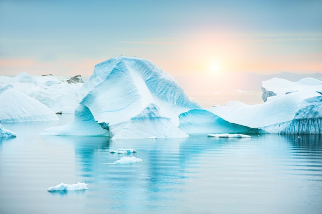 Góry lodowe na Oceanie Atlantyckim o zachodzie słońca, zachodnia Grenlandia