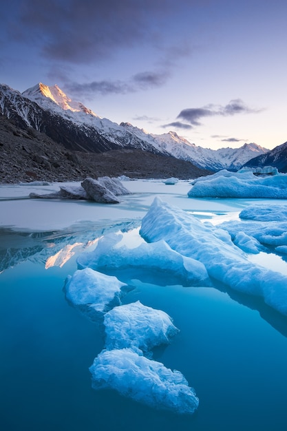 Góry lodowe w Tasman Lake Park Narodowy Aoraki Mount Cook Nowa Zelandia