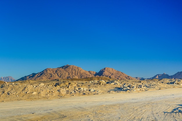 Góry na arabskiej pustyni niedaleko miasta Hurghada Egipt