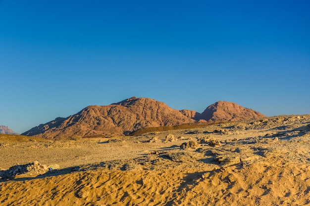 Góry na arabskiej pustyni niedaleko miasta Hurghada Egipt