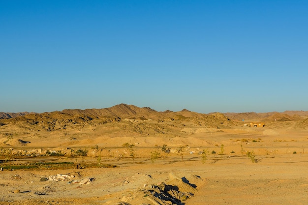 Góry na arabskiej pustyni niedaleko miasta Hurghada Egipt