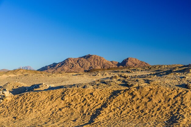 Góry na arabskiej pustyni niedaleko miasta Hurghada Egipt