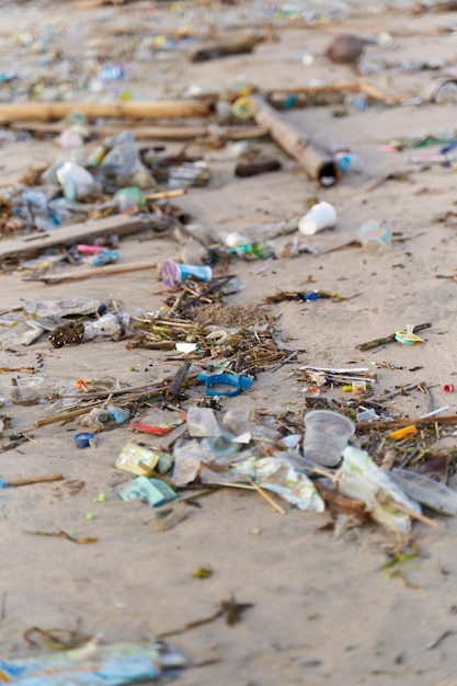 Góry Odpadów I śmieci Na Piaszczystej Plaży Po Przypływie Ludzkość Zanieczyszcza Ocean