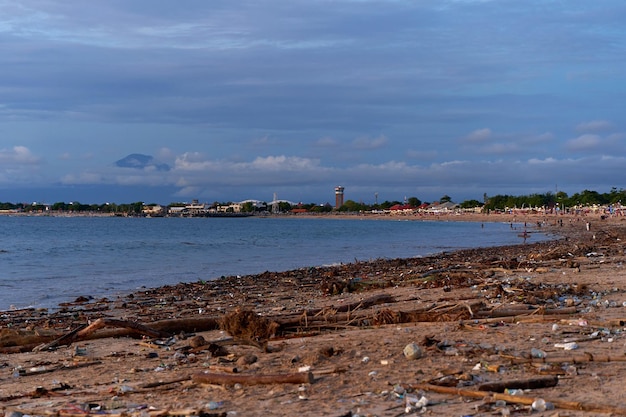 Góry odpadów i śmieci na piaszczystej plaży po przypływie Ludzkość zanieczyszcza ocean