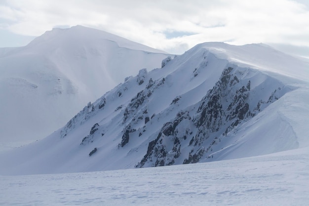 Góry Skaliste i śnieżne gzymsy zimowe freeride extreme