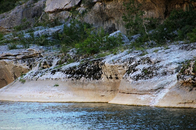 Zdjęcie góry skaliste nad rzeką ardeche