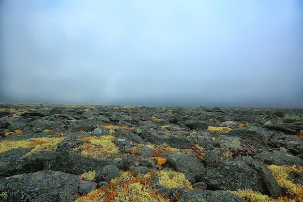 góry skały kamienie mgła krajobraz, minimalizm w tle