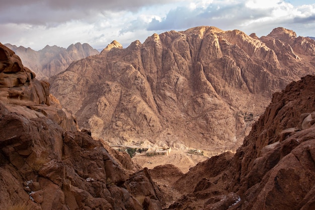 Góry Synaj w pochmurny dzień. Widok z góry na górę Mousa w pobliżu klasztoru św Katarzyny, Egipt