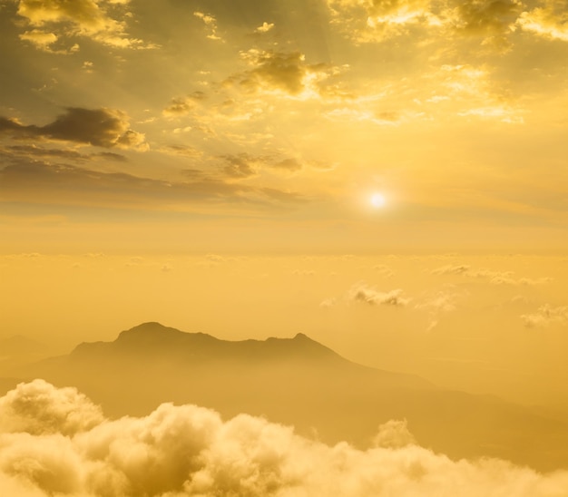 Góry w chmurze na zachodzie słońca Tamil Nadu Indie