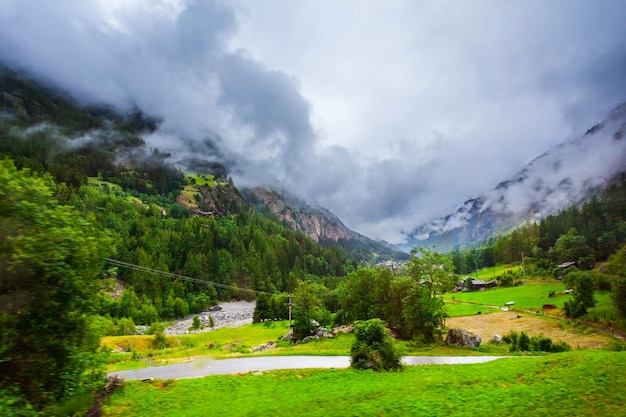 Góry w pobliżu miasta Zermatt Szwajcaria