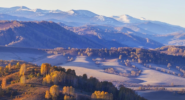 Góry W Porannej Mgle Jesienią