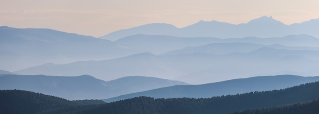 Góry w porannej mgle