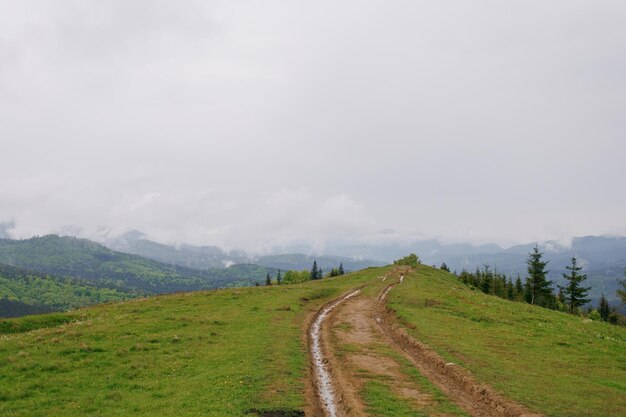 Góry we mgle gliniane drogi