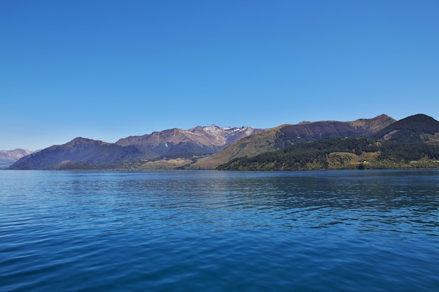 Góry wzdłuż zatoki blisko Queenstown, Nowa Zelandia