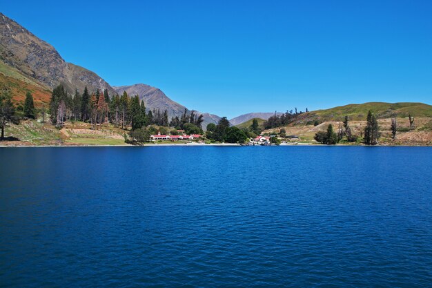 Góry wzdłuż zatoki blisko Queenstown, Nowa Zelandia