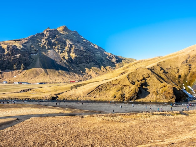 Góry Wzgórza łąka I Pola W Pobliżu Wodospadu Skogafoss W Sezonie Zimowym Na Islandii